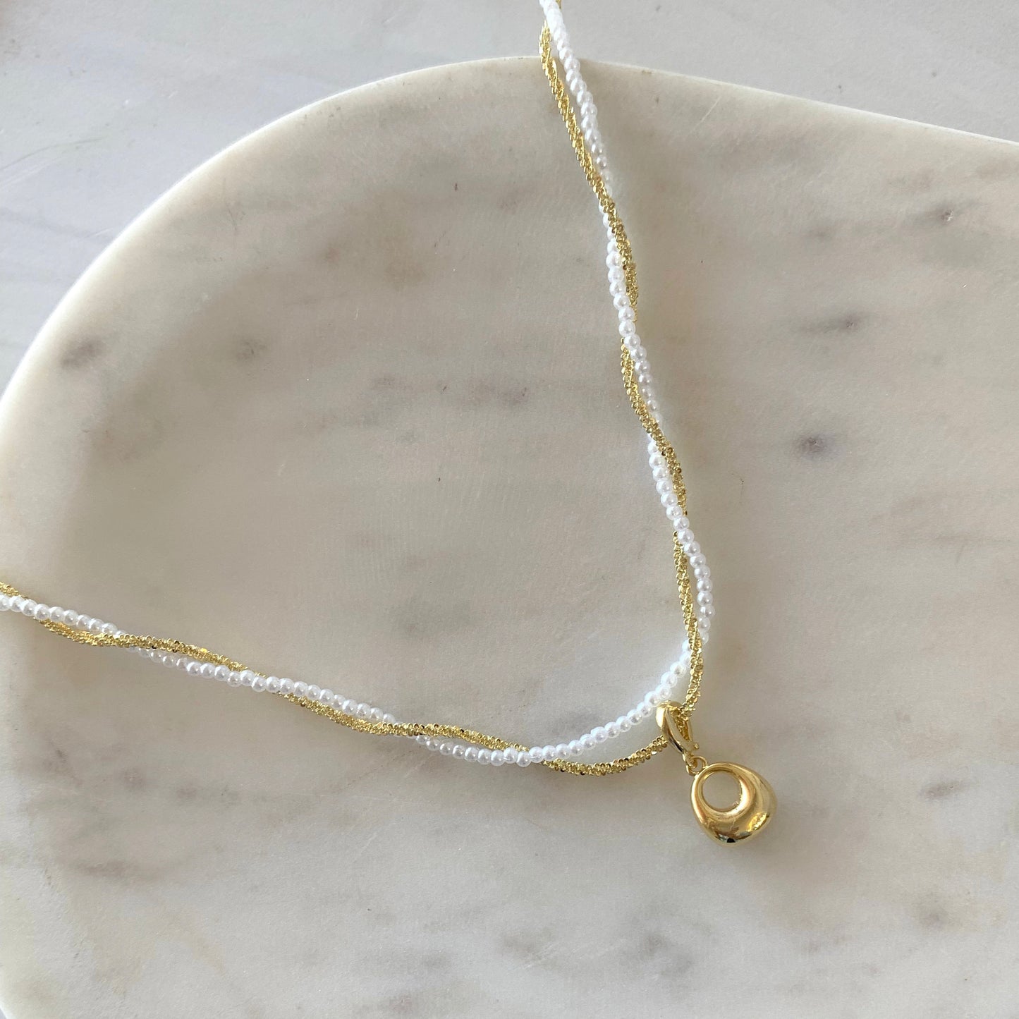 Collar doble cadena con cuentas y dije dorado