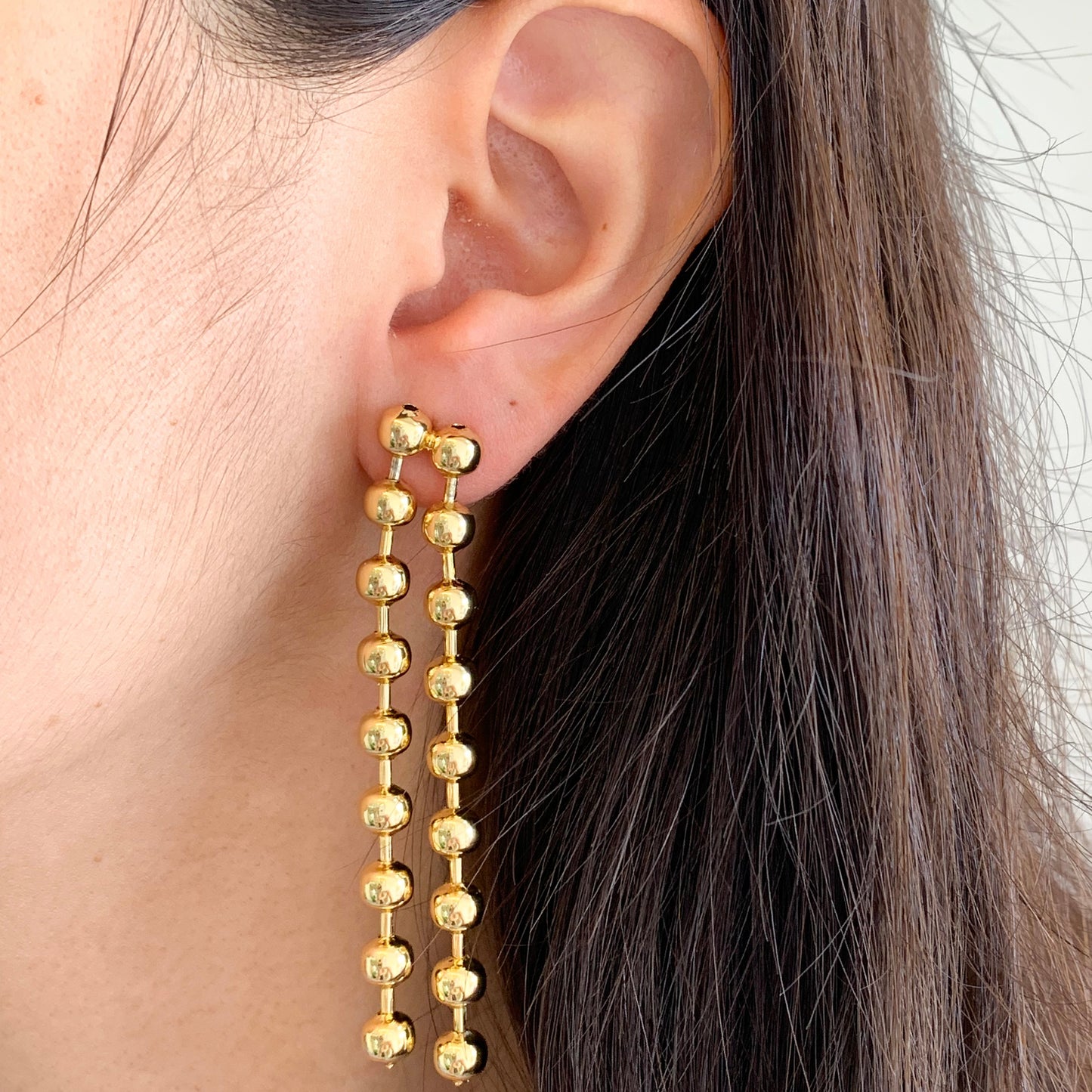 Aretes dos tiras bolitas largos