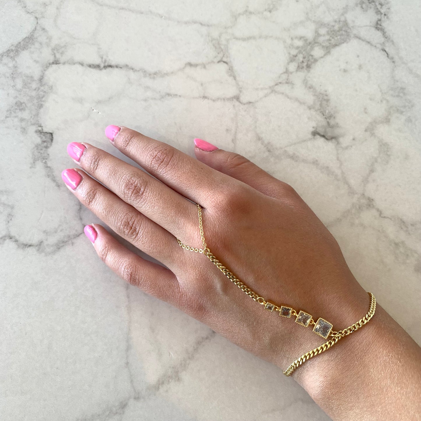 Hand chain con brillos cuadrados