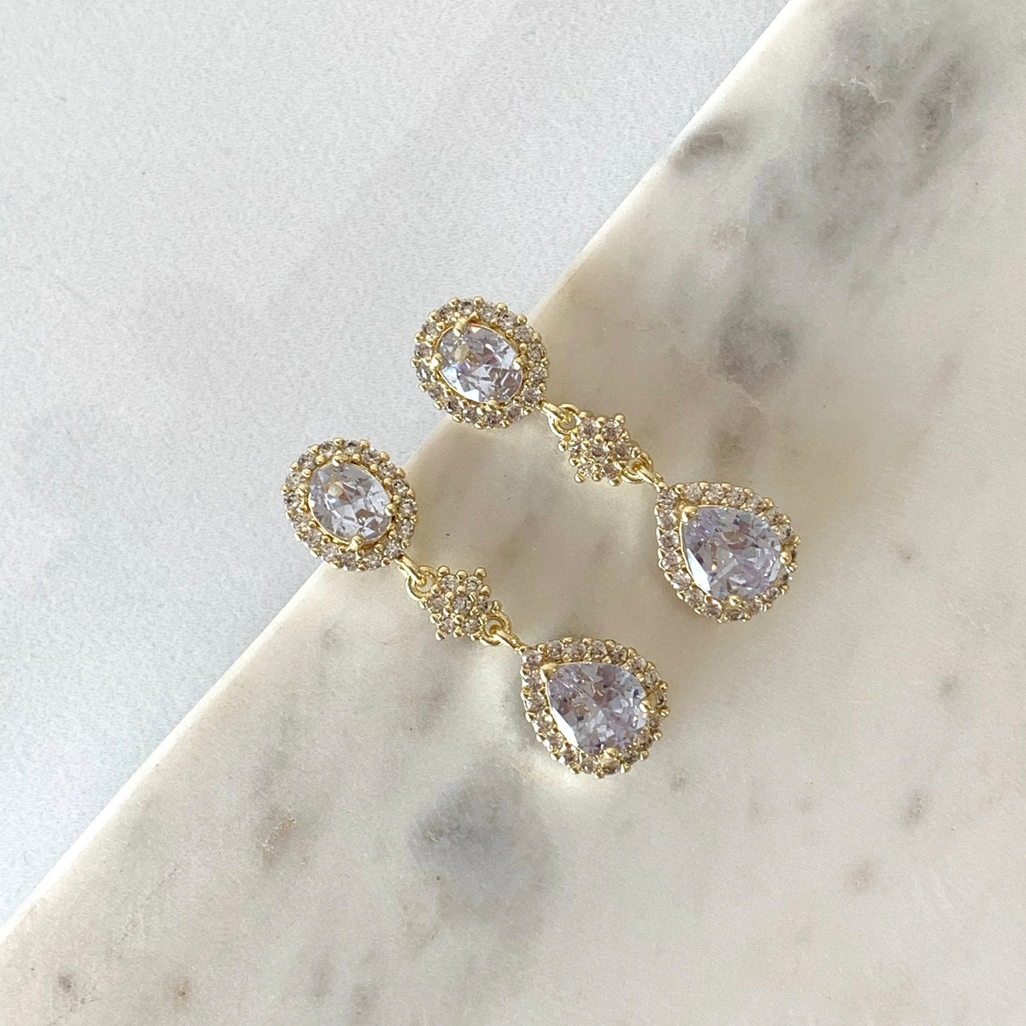 Aretes pedrería doble brillos dorados