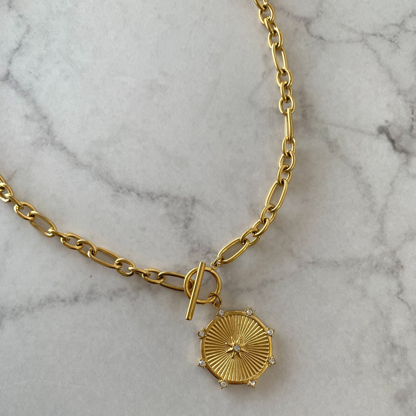 Collar cadena con maxi dije medalla con brillos