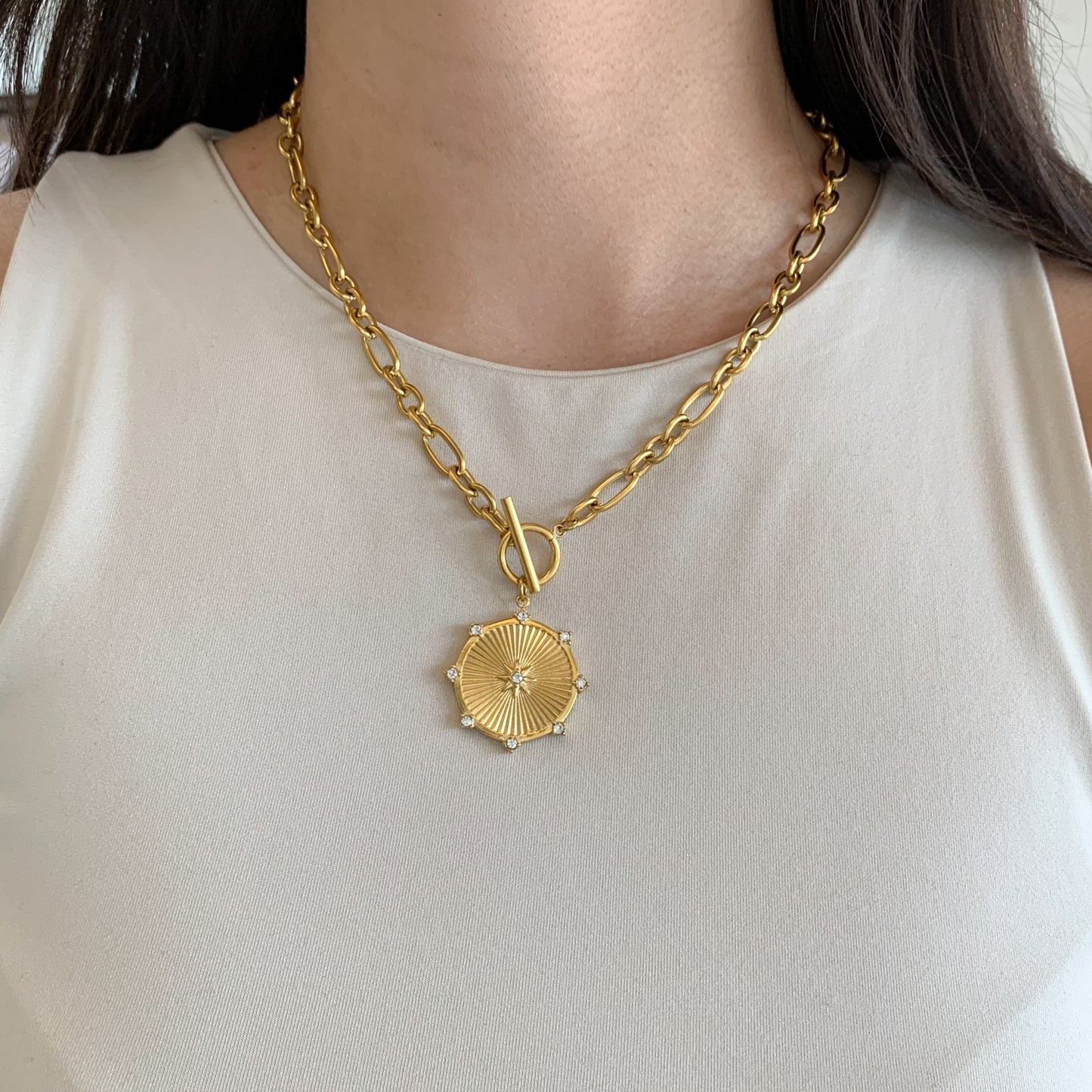 Collar cadena con maxi dije medalla con brillos
