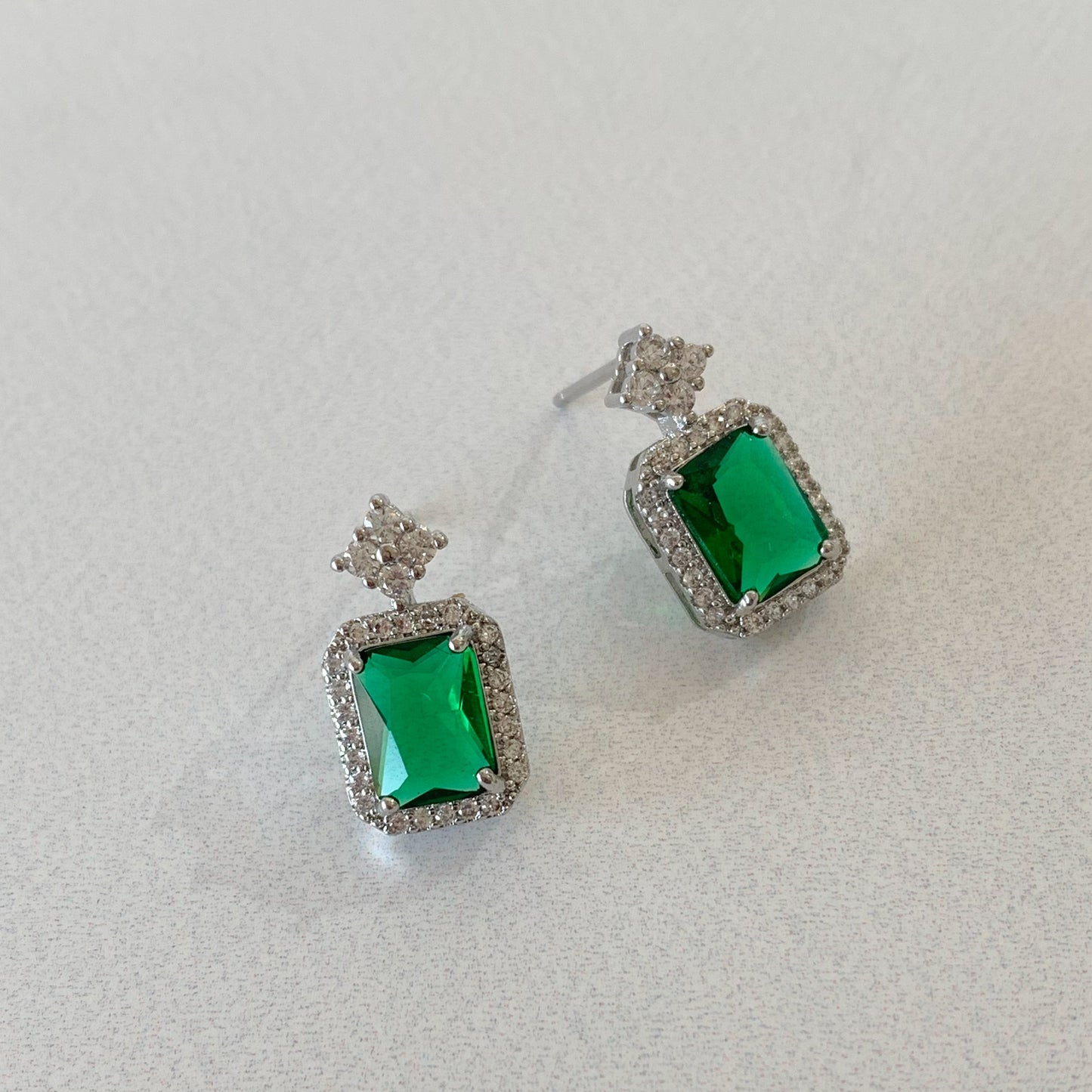 Aretes plateados brillo verde rectangular