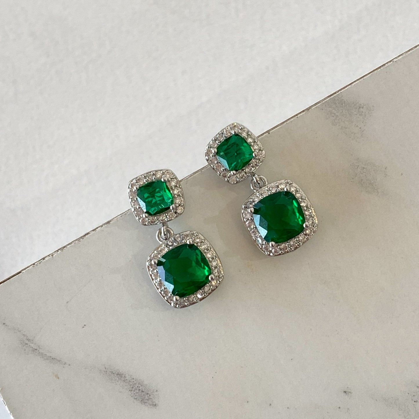 Aretes plateados dos brillos verdes