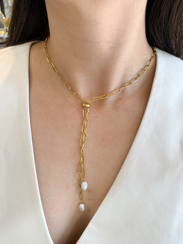 Collar corbatin con perlas