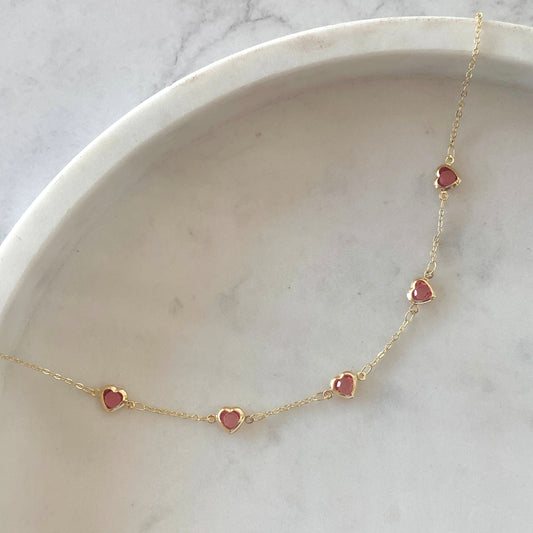 Collar con corazones rosas
