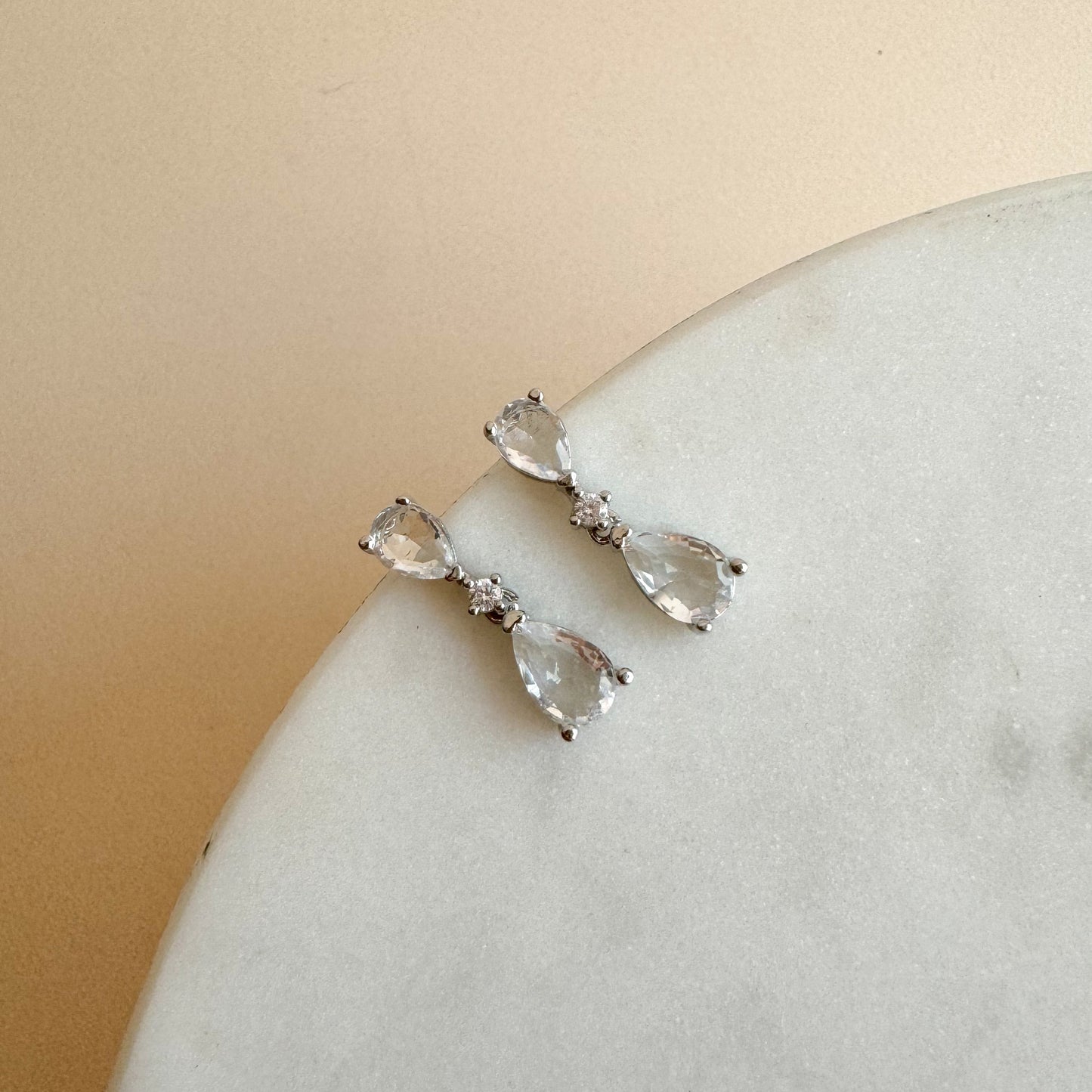 Aretes plateados gota