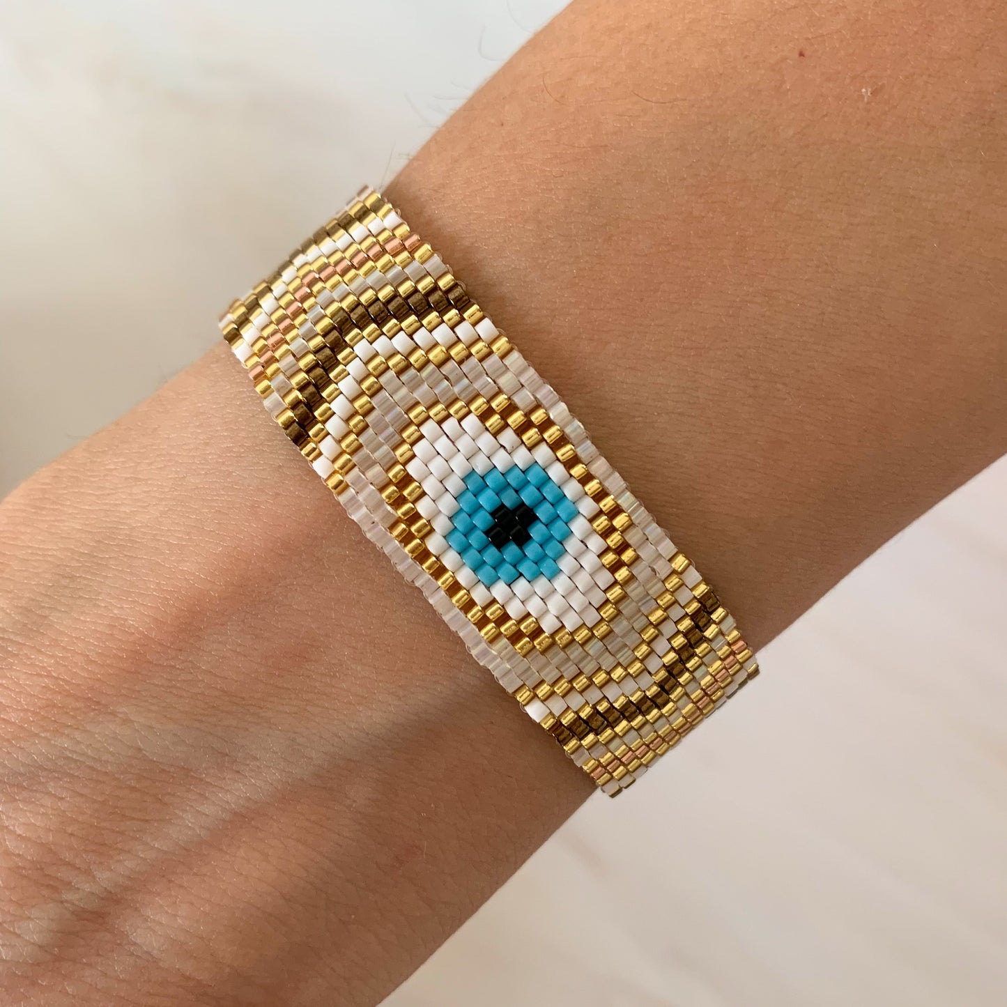 Pulsera ojo tejida