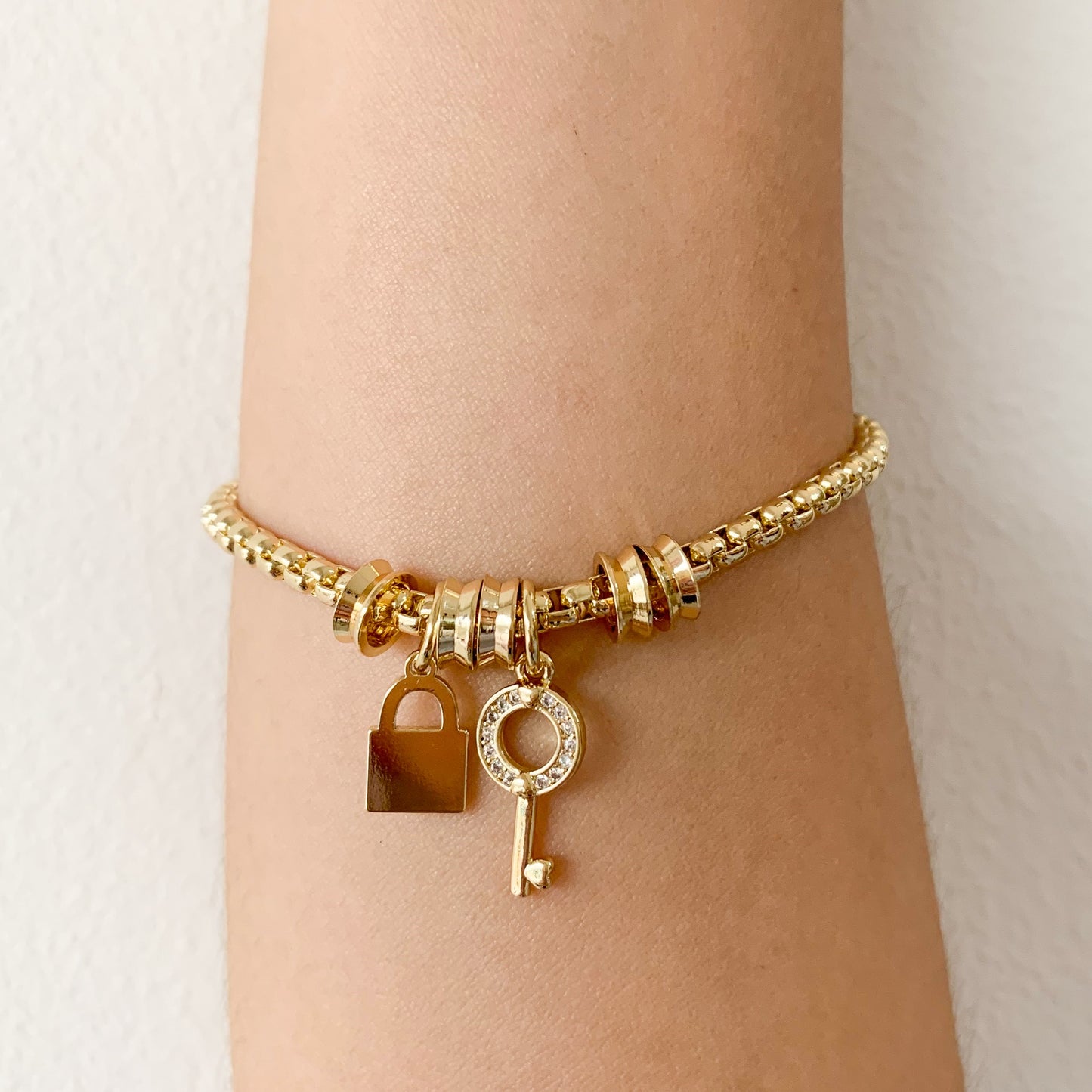 Pulsera con dijes candado y llave