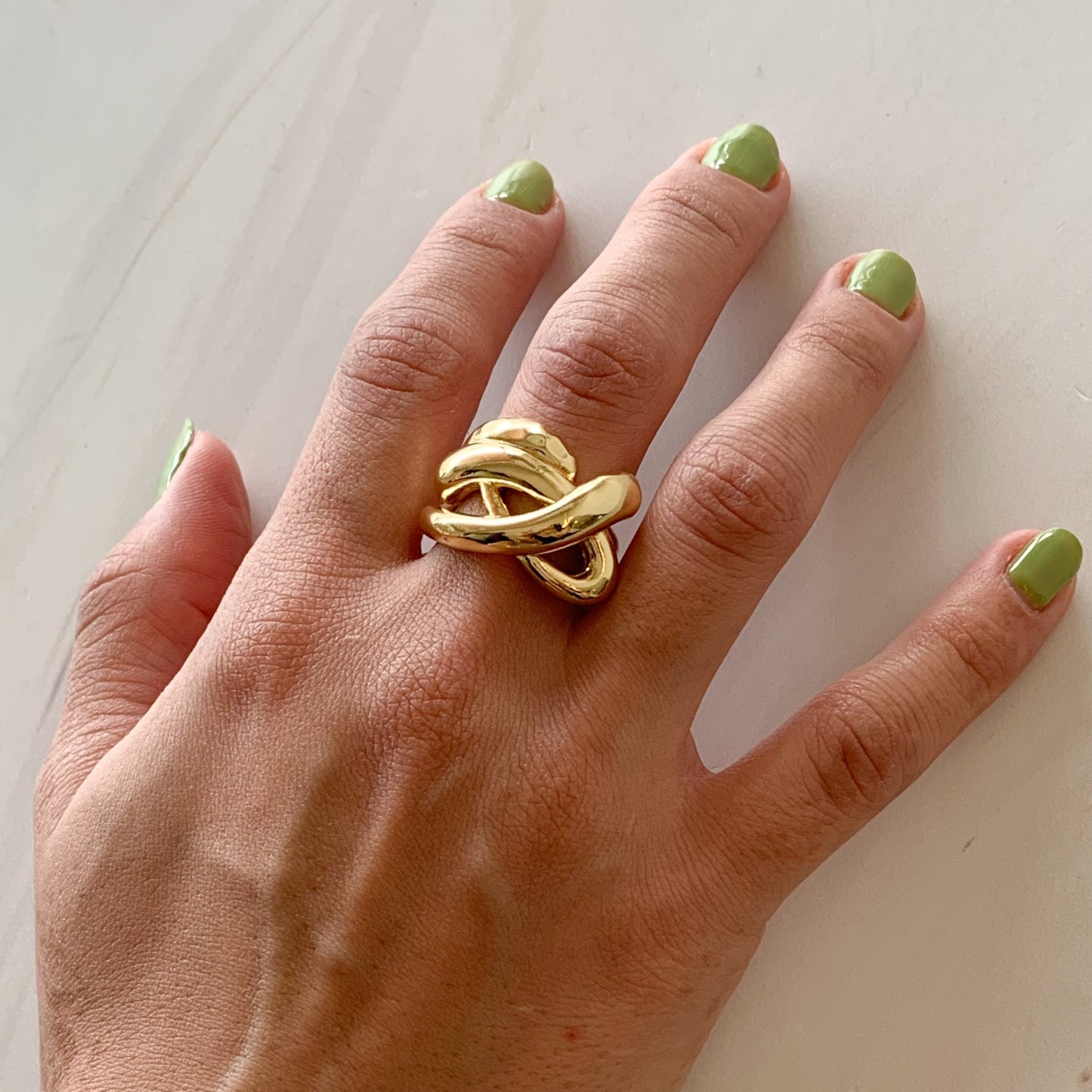 Anillo chunky nudo dorado