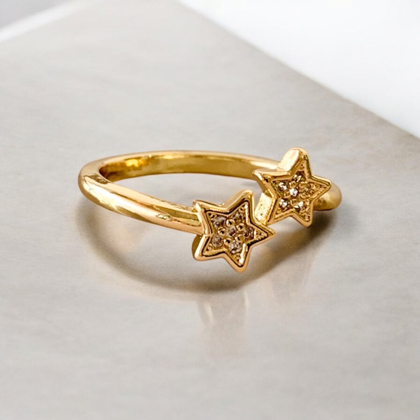 Anillo dos estrellitas con brillo