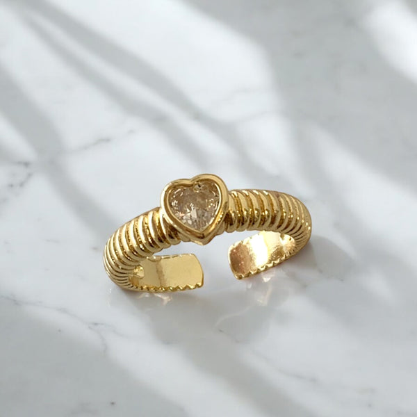 Anillo dorado con corazón brillo