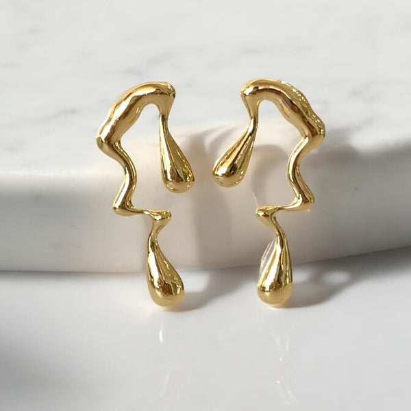Aretes dorados derretidos
