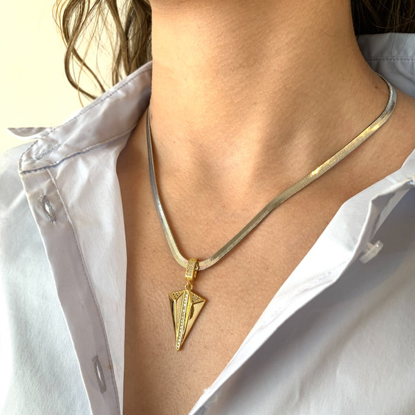 Collar bicolor con dije triángulo