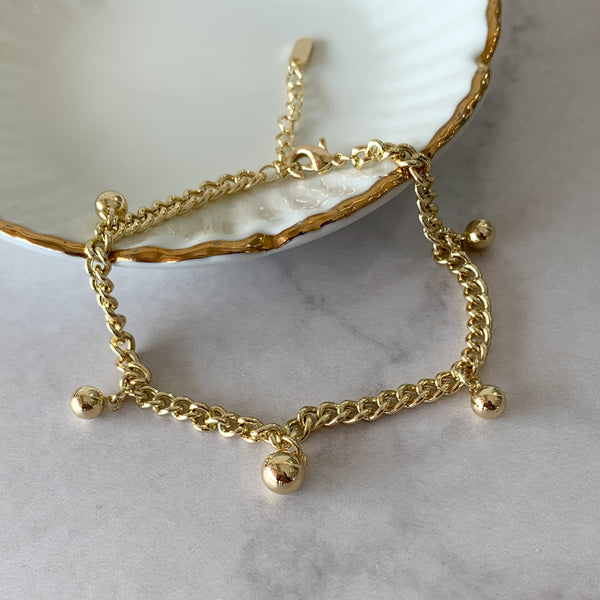 Pulsera bolitas colgando
