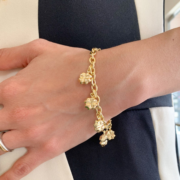 Pulsera tréboles colgando