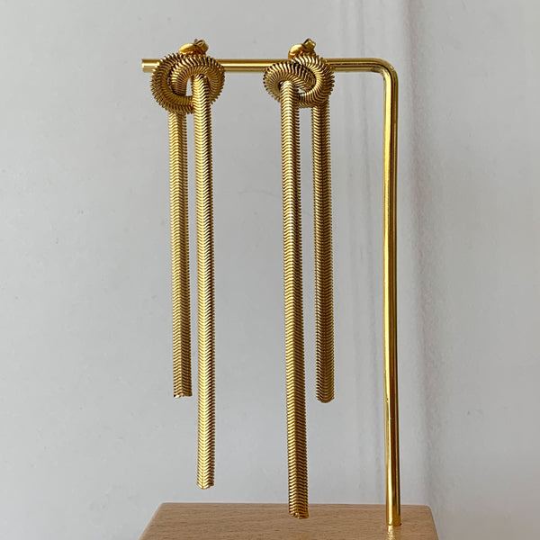 Aretes nudo con tiras largos
