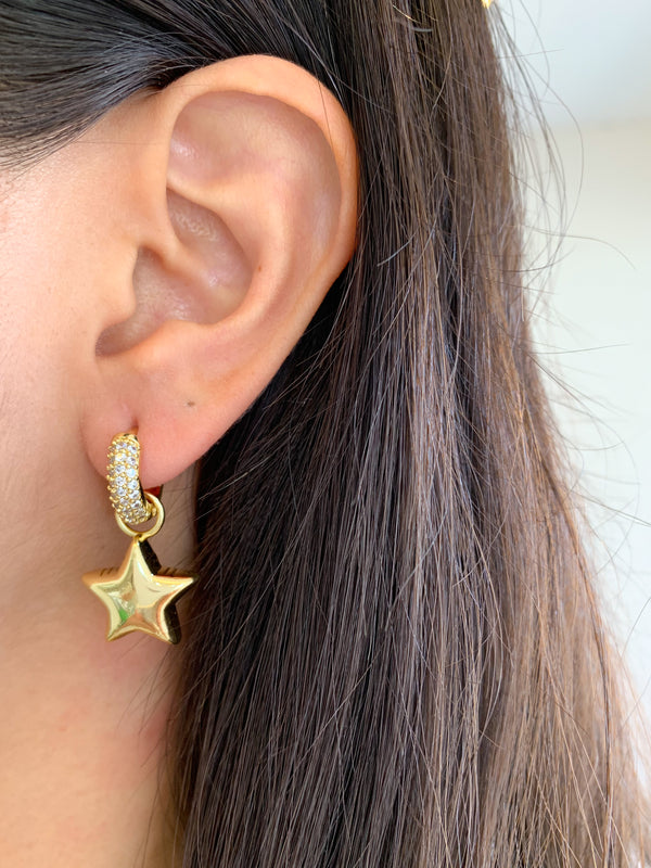 Arracada con estrella dorada