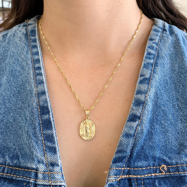 Collar medalla Virgen de Guadalupe dorada