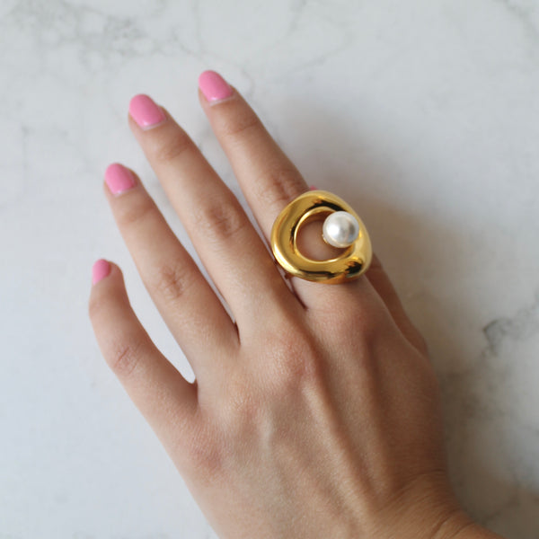 Anillo círculo chunky dorado con perla