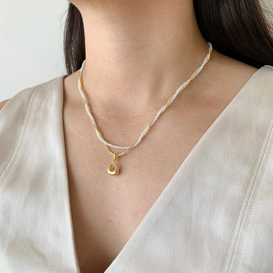 Collar doble cadena con cuentas y dije dorado