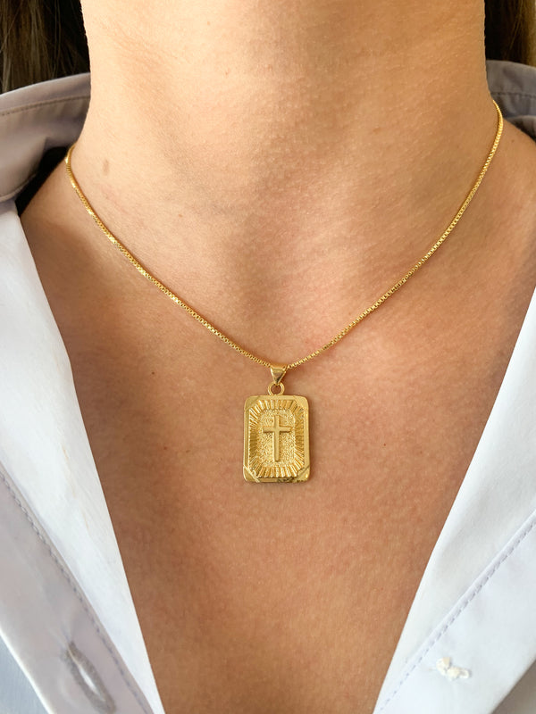 Collar placa rectangular con cruz