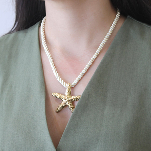 Collar estrella de mar maxi dorada con cordón