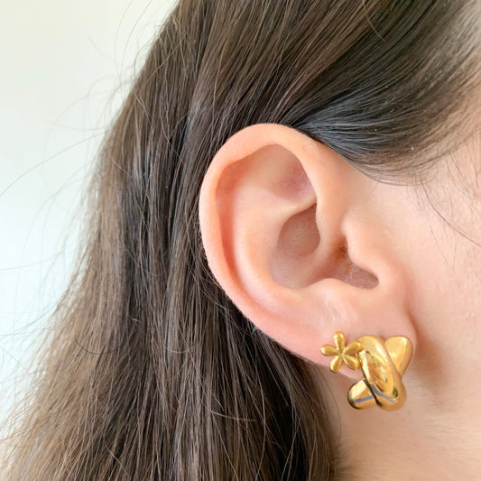 Aretes cruzados dorados