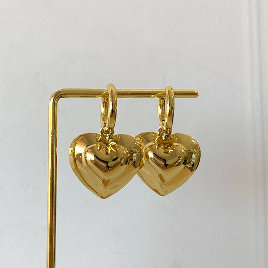 Arracadas con corazón dorado chunky
