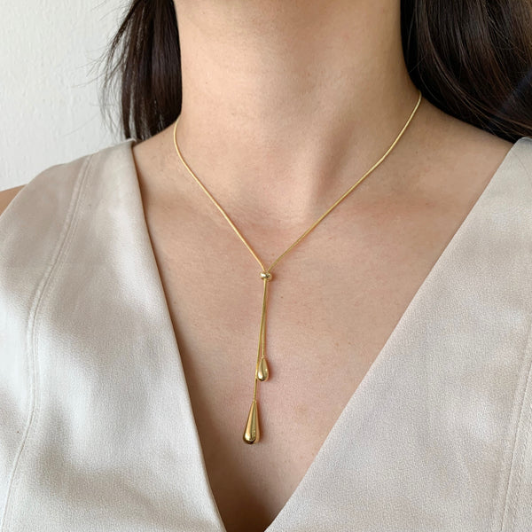 Collar corbatín con dos pendulos dorado
