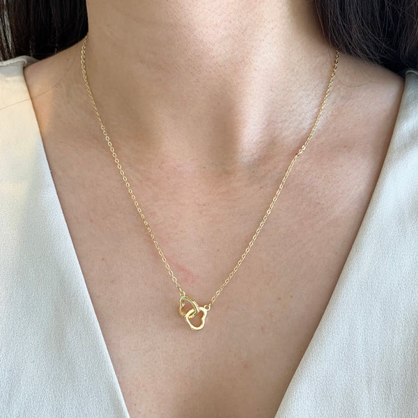 Collar dos corazones dorados entrelazados