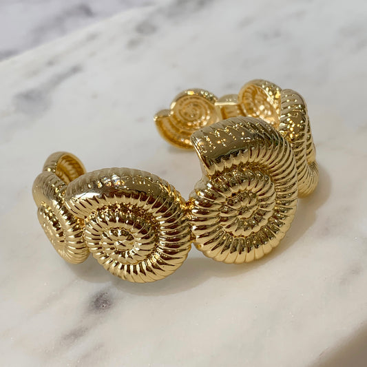 Brazalete caracoles dorado chunky