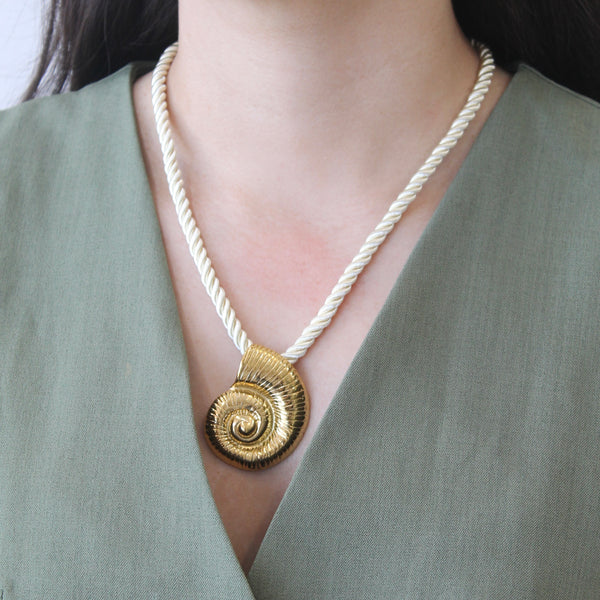 Collar caracol maxi  dorado con cordón