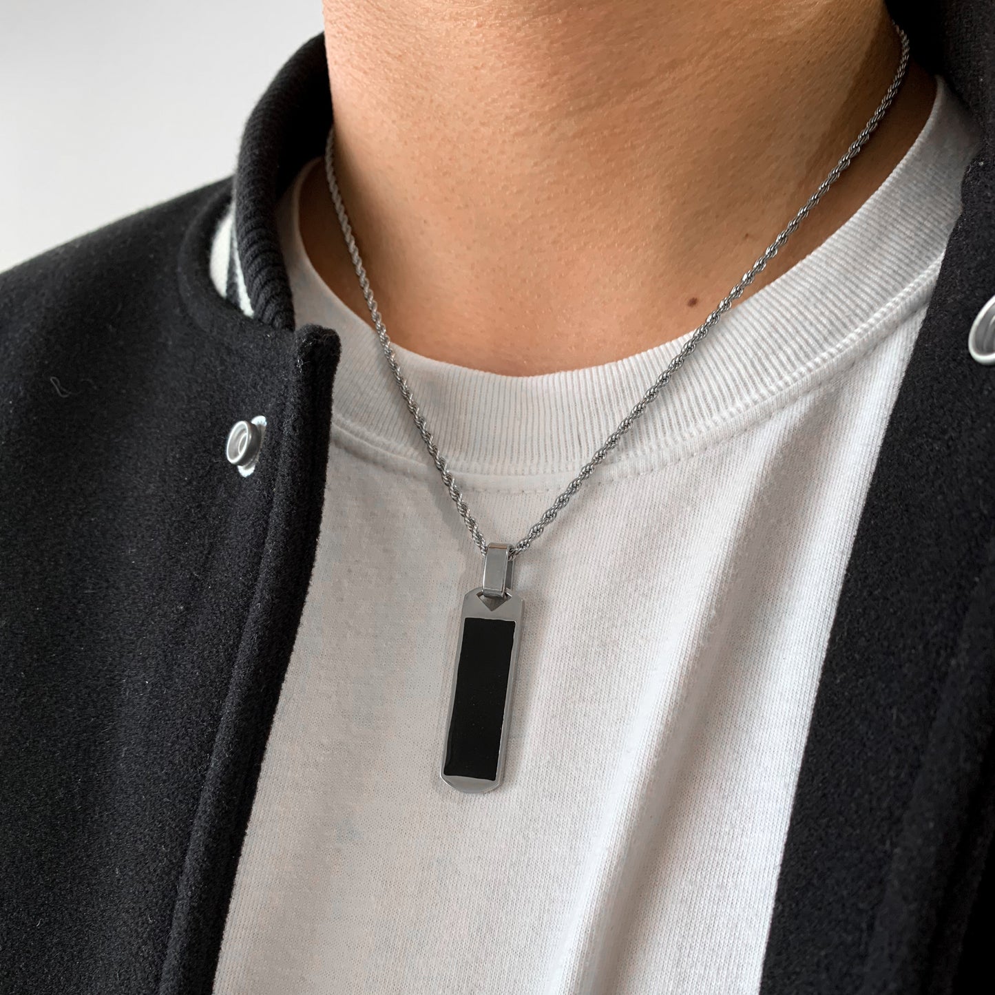 Collar plateado placa rectangular negra