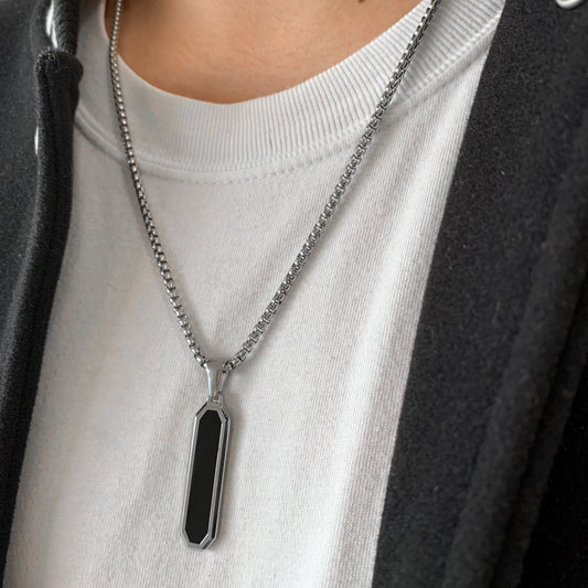 Collar placa skinny con negro