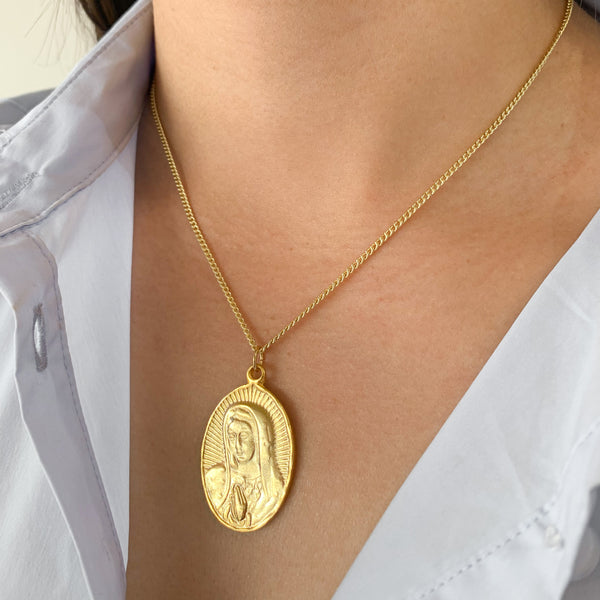 Collar virgen Guadalupe dorada ovalada
