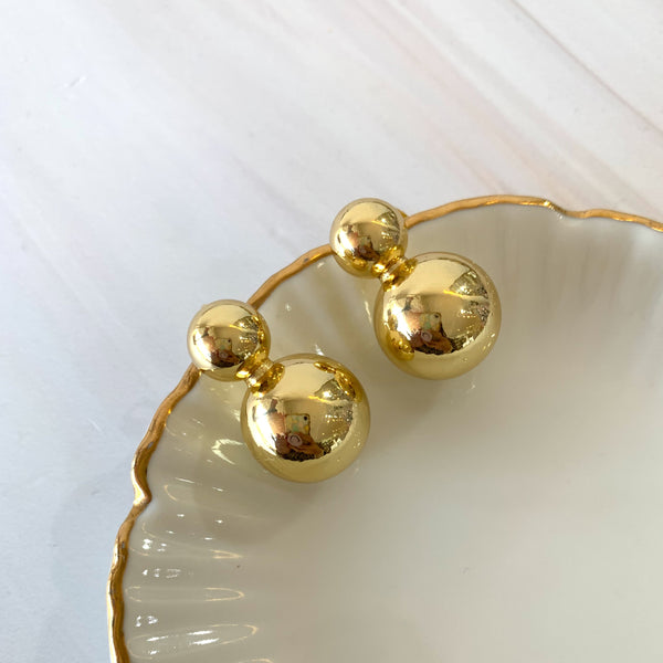 Aretes dos bolitas doradas