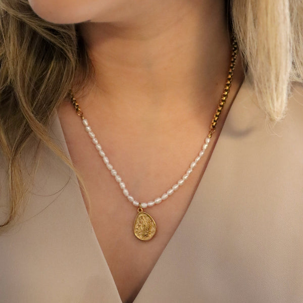 Collar con perlas y placa ovalada dorada