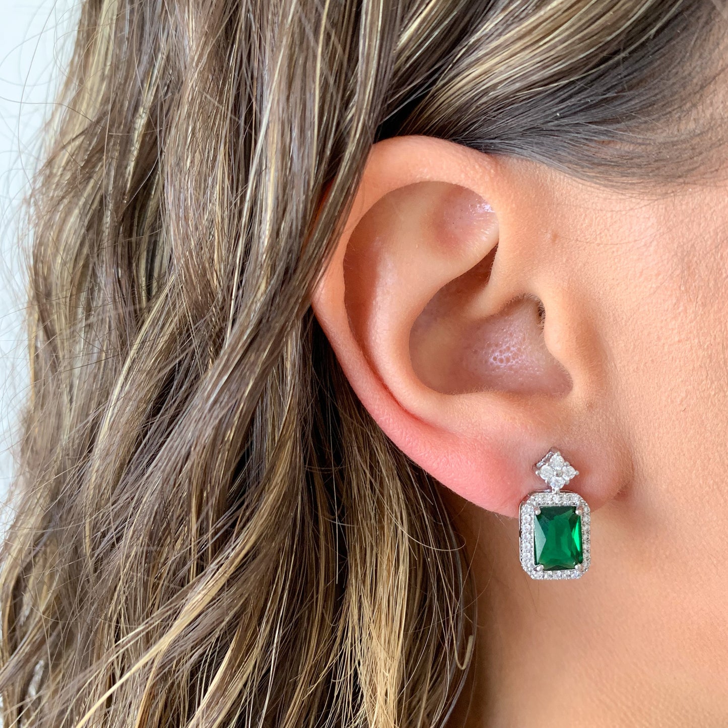 Aretes plateados brillo verde rectangular