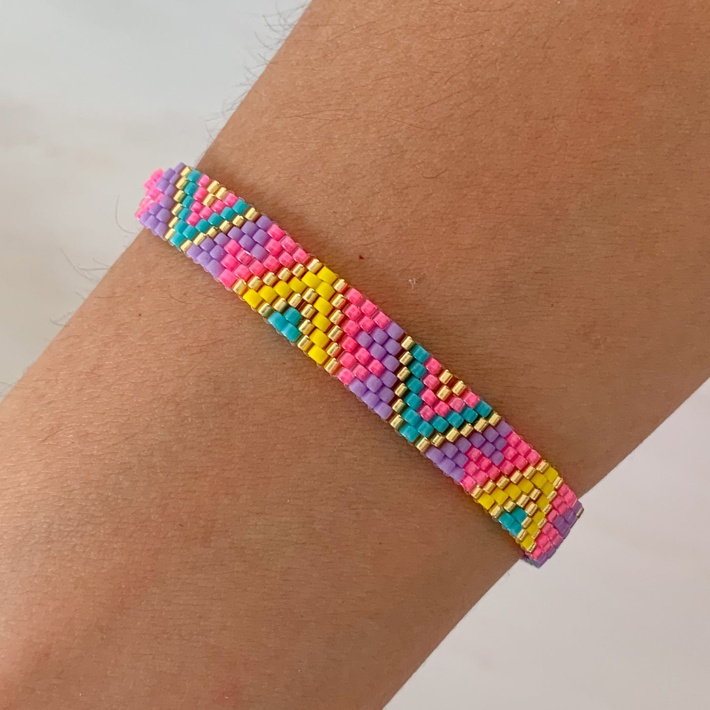 Pulsera tejida triangulos