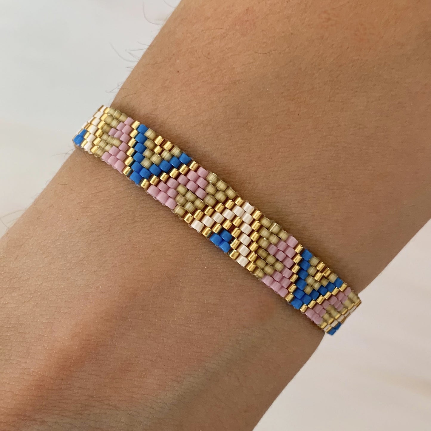 Pulsera tejida triangulos